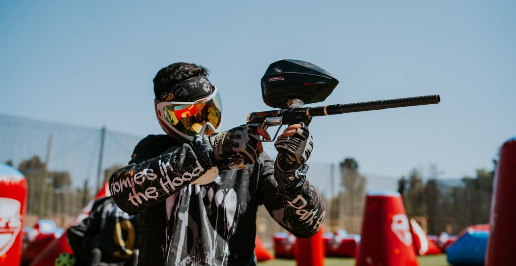 Joueur de paintball équipé pendant un match en extérieur
