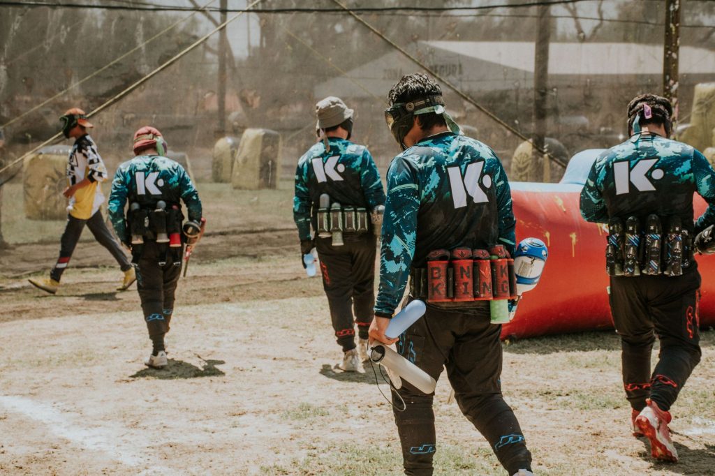 Joueurs de paintball équipés qui préparent leur tactique