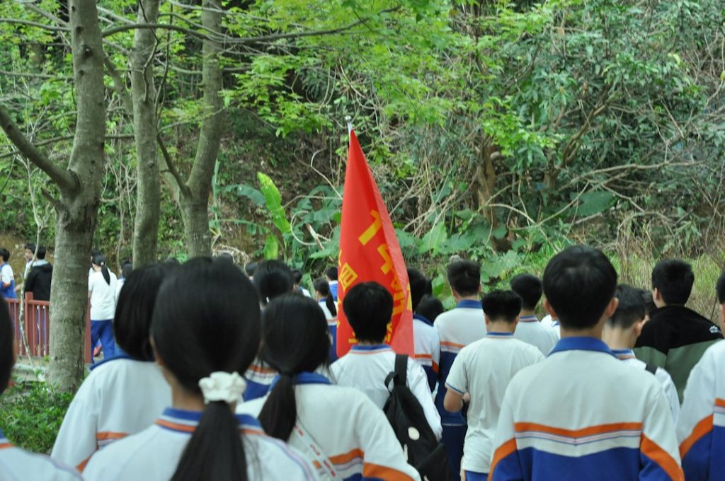 Groupe scolaire en sortie de plein air